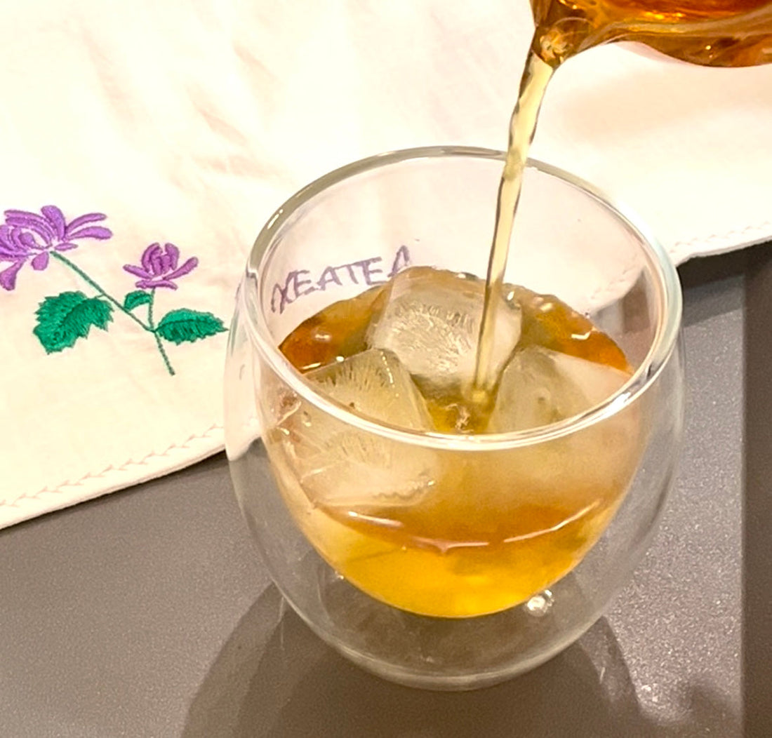 pouring hot brew yunnan black tea on ice cubes 